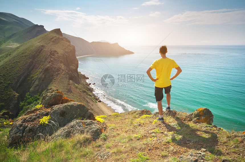 人类站在海洋和山地上概念情感的场景图片