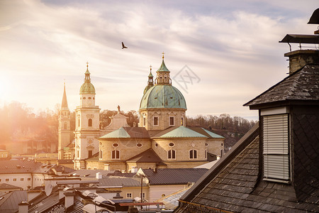 尖顶屋顶夜间萨尔茨堡大教堂房屋和的顶令人震撼的气氛背景