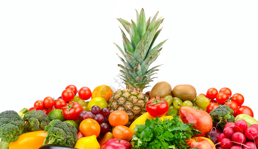 以菠萝为中心将水果和蔬菜与菠萝隔离在白色背景图片