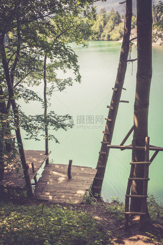 在一个美丽的蓝湖上木屋板图片