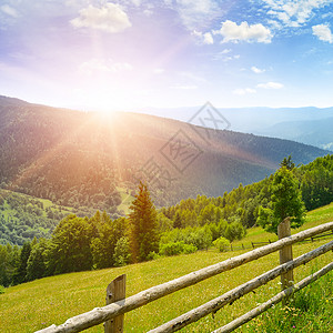 山上的黎明喀尔巴阡山的美景草地图片
