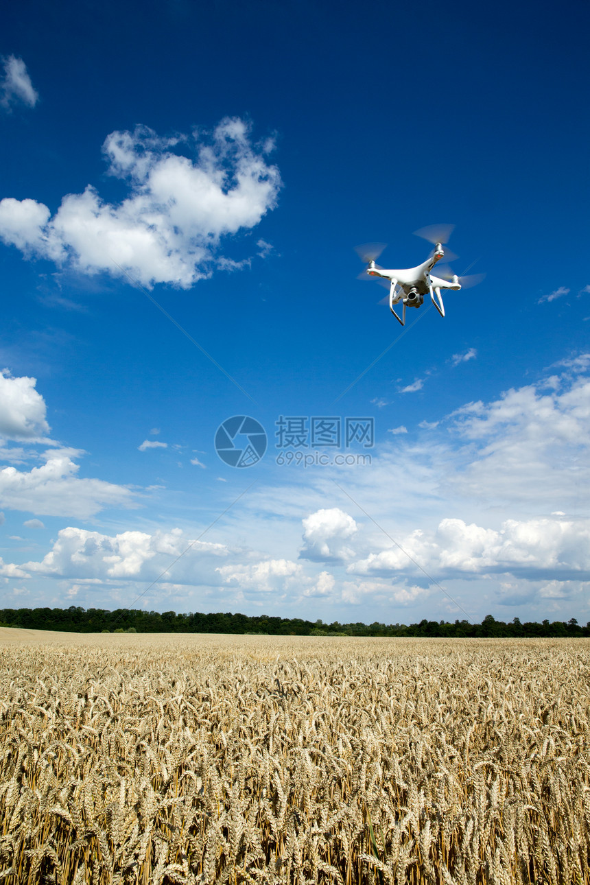 无人机与数码相一起飞行图片