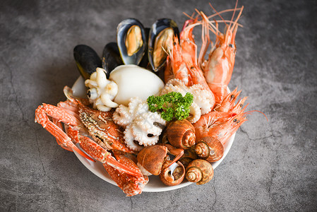 贻贝贝壳海产虾鱿鱼贝发现盘上和深底盘上有比龙贝壳螃蟹厨食为海鲜自助餐提供食物的概念背景