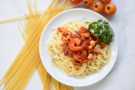意大利面条和虾在意大利菜和单概念意大利面海鲜的餐厅里图片