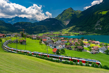 伦格勒西瑞士奥布瓦尔登州隆盖恩县瑞士斯韦村隆盖尔恩瑞士格村著名的红色旅游全景电动火车背景