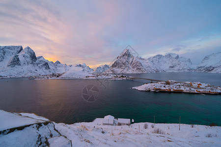 美丽的冬季湖泊雪山和耶稣光太阳图片