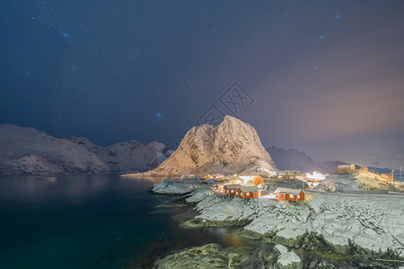 雪山夜晚旁边的渔村夜景图片