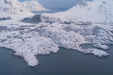 白雪山丘和树木冬季自然景观背图片