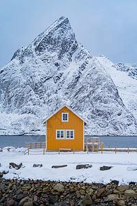 白雪皑的岩石小山自然的高清图片