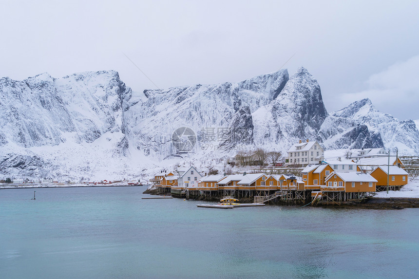 白雪山冬季自然景观背著名的旅游点图片
