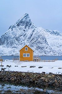 大河背村家小木屋或房瑞因市挪威渔业村洛福滕岛诺德兰县挪威欧洲白雪山冬季自然景观背背景