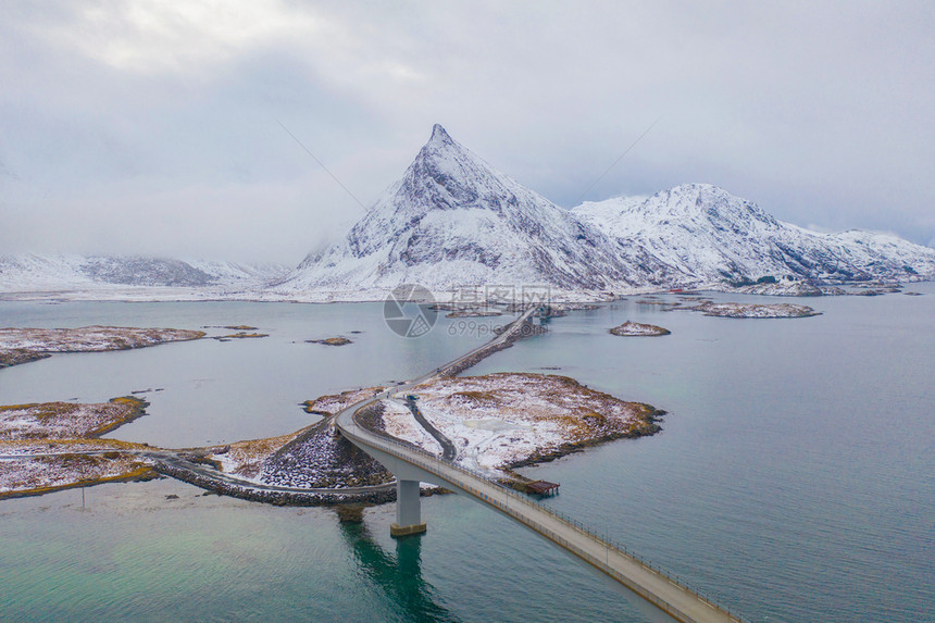 Lofoten岛挪威Nordland县欧洲Lofoten岛的桥梁和公路空中观察白雪山丘和树木冬季自然景观背图片