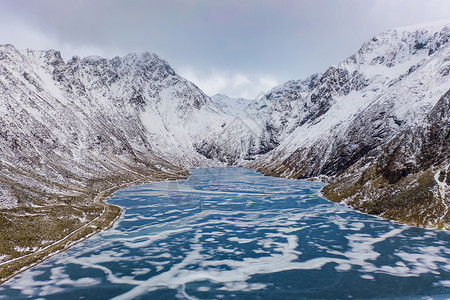 冰川的空中景象挪威诺德兰州洛福滕岛挪威诺德兰州欧洲洛福滕岛的冰湖白雪山丘和树木冬季自然景观背著名的旅游点背景图片