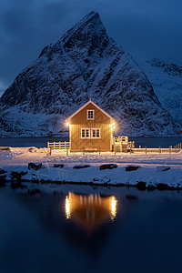 大河背村夜间的家小屋或房雷因市挪威渔业村洛福滕岛诺德兰县挪威欧洲白雪山冬季自然景观背背景