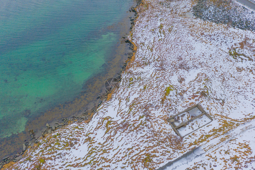 在挪威诺德兰州洛福滕群岛诺德兰县欧洲的白雪山空中景象丘和树木冬季自然景观顶端视图案背景图片