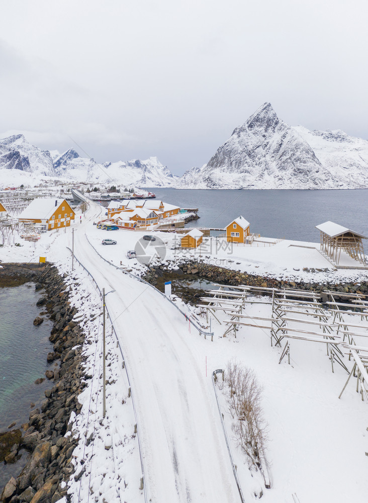 白雪山冬季自然景观背著名的旅游点图片