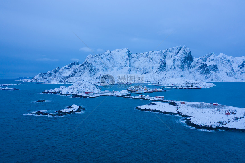 白雪山冬季自然景观背著名的旅游点图片