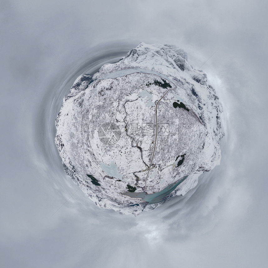 小行星360度球体洛福顿岛挪威诺德兰县欧洲白雪山空中观察全景冬季自然观背图片