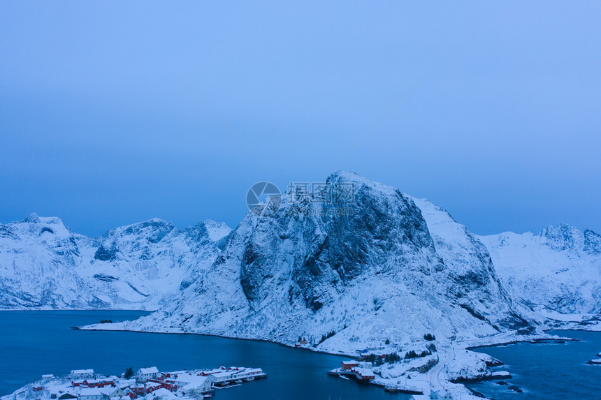 白雪山冬季自然景观背著名的旅游点图片