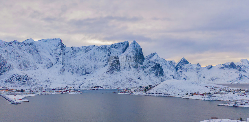 Lofoten岛和湖泊或河流Nordland县挪威欧洲白雪山丘和树木冬季自然景观背著名的旅游点图片