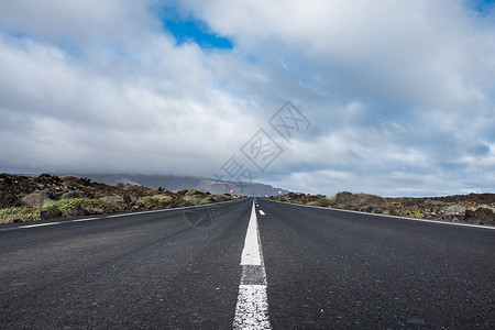 道路法通向兰萨罗特加那利伊斯潘兹西班牙欧洲非兰萨罗特的蒂曼法亚公园的无尽道路火山黑沙严酷坚硬不适宜干燥亚热带沙漠景观背景