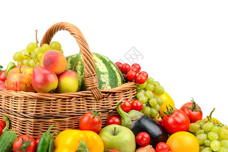 以白色背景隔离的篮子中大种类有用水果和蔬菜图片