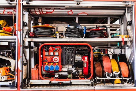 设备消防车一辆装有发电机和水管的消防车紧急物资背景