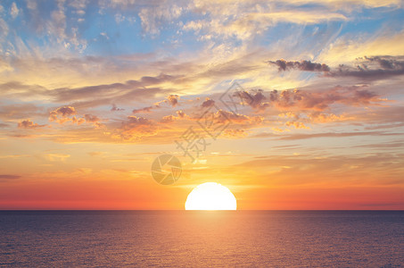 大太阳和海日落的背景自然构成背景图片