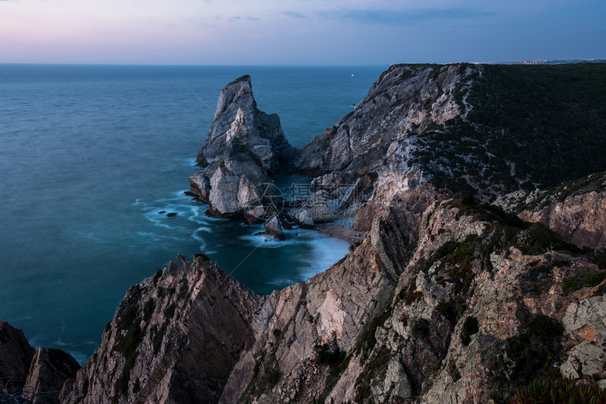 葡萄牙大西洋全景观的落岩海岸线图片