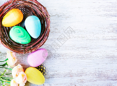 桌边的彩漆复活节鸡蛋东面背景图片