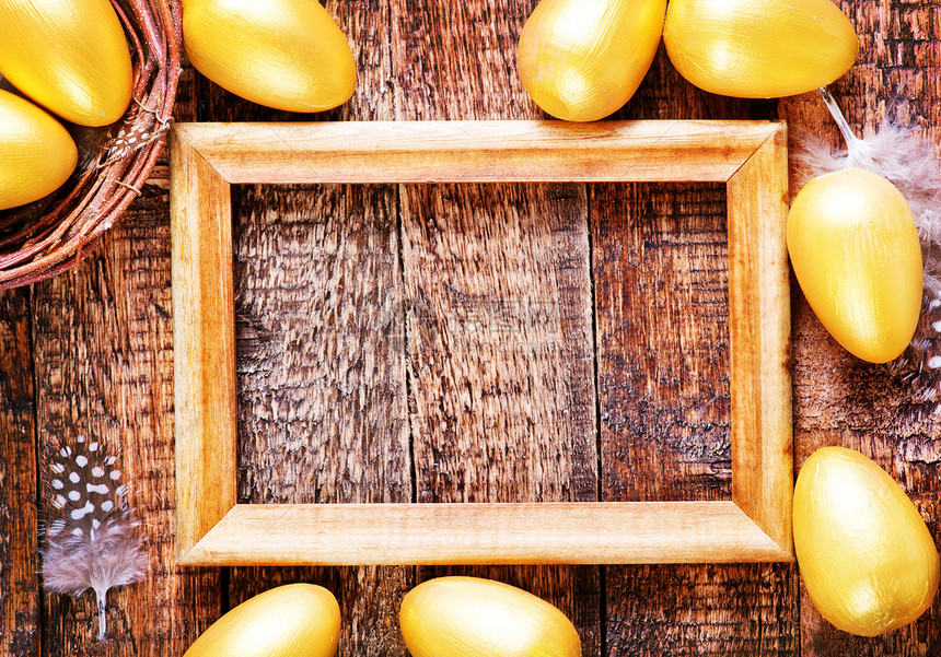 金蛋在蜂巢和桌上图片