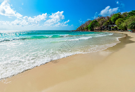 沙滩海和岸景美丽的热带观海滩岛滨蓝天空和泰国暑假沙滩度胜地背景图片