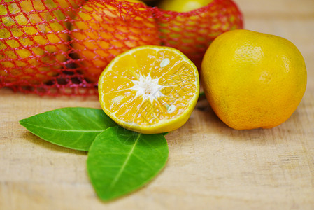 木本底橙子新鲜切片半和叶健康水果收获概念图片
