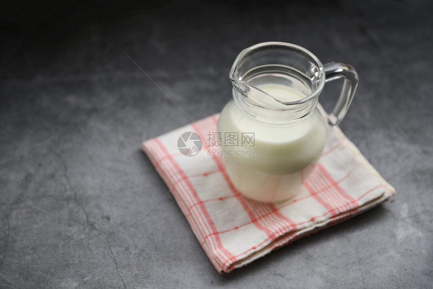 玻璃罐中天然新鲜奶早餐牛概念图片
