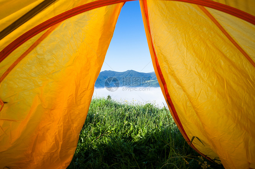从山上的旅游帐篷草地药看太阳升起的清晨露营设备包括睡垫和枕头旅游帐篷图片