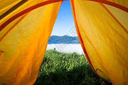 六本木山不睡觉从山上的旅游帐篷草地药看太阳升起的清晨露营设备包括睡垫和枕头旅游帐篷背景