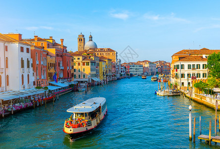意大利威尼斯运河的Vaporetto图片