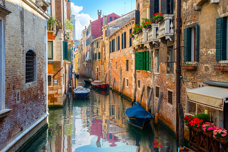 威尼斯的运河在旧房子之间威尼斯和旧房子之间图片