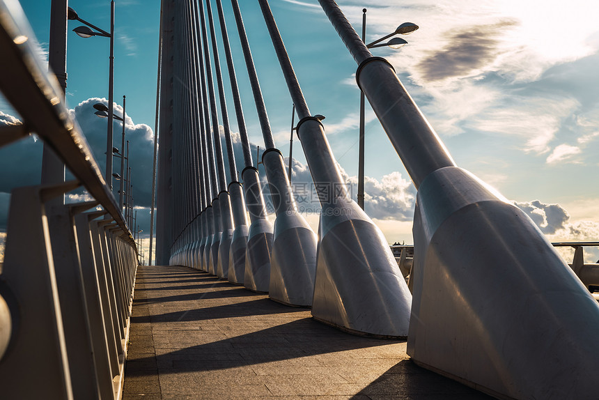 巴伦西亚一座城市桥上的条人行道钢缆线急剧地日落图片