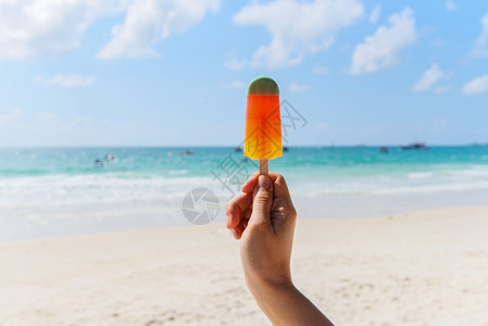 夏季炎热天气沙滩上丰富多彩的冰淇淋果海洋景观自然的户外度假图片
