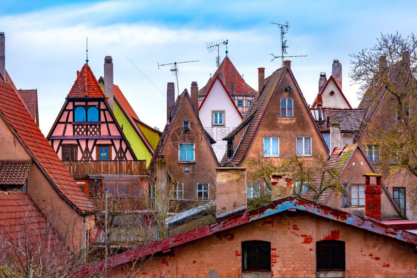 德国巴伐利亚罗堡陶伯市中世纪古城墙上的奇异多彩色外墙和屋顶的空中景象图片