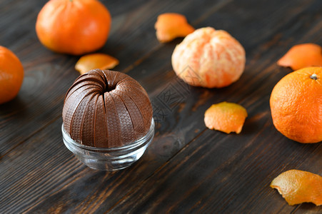 带新鲜水果的深巧克力橙色图片