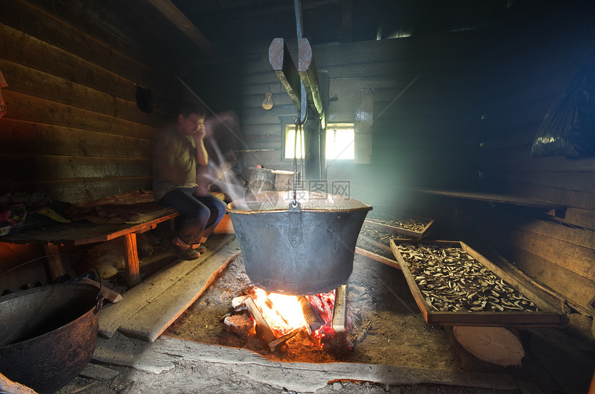 隐居的大锅铜水隐居者烹饪的老房子图片
