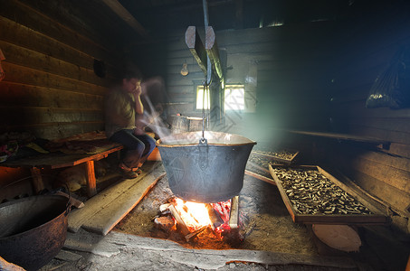 隐居的大锅铜水隐居者烹饪的老房子图片