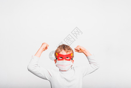 一个带着超级英雄面具保护自己免受感染的男孩图片