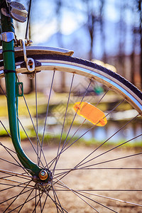 城市自行车轮胎的近照夏季日图片