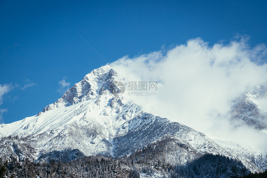 雪山和云层的紧贴图片