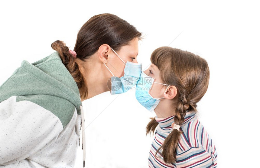 身戴面具的母和女儿亲吻冠状概念图片