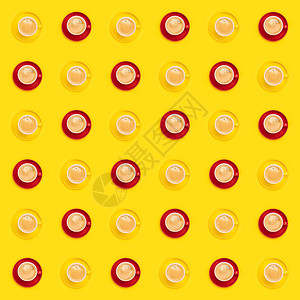 黄色背景平地方构成黄色背景的多彩咖啡杯模式背景图片