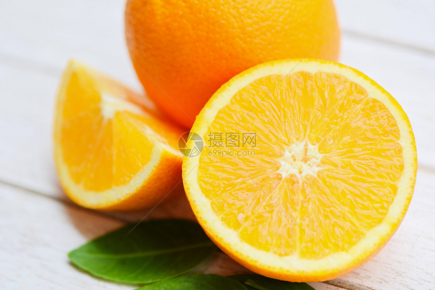 木本底橙子新鲜切片半和叶健康水果收获概念图片